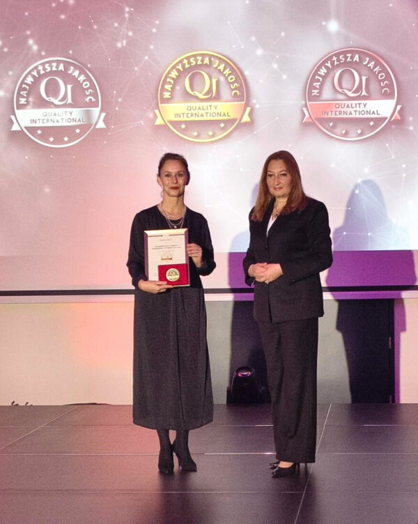 Dr Alicja Malewicz-Pełczyńska z firmy PUH Chemirol odbiera Złote Godło QI 2025 za nawóz dolistny CuPROTE